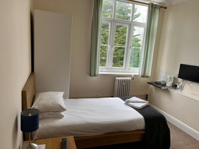 The Admiral Cunningham Hotel Bracknell Esterno foto